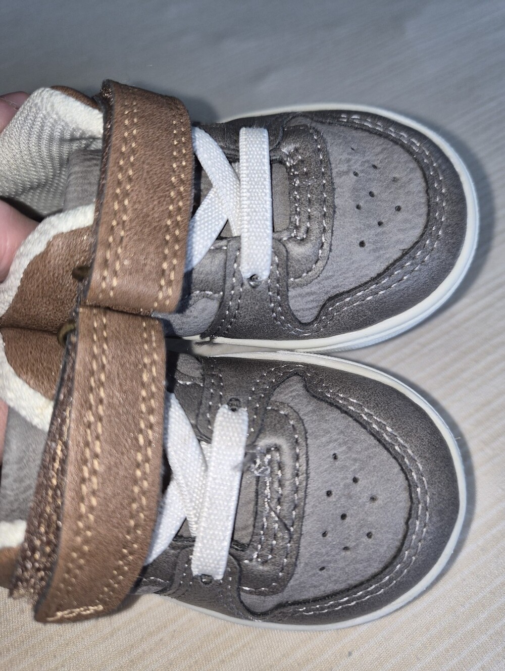 OshKosh B'gosh Gray Velcro Shoes - Kids Size 4 - Great Condition - Picture 6 of 8